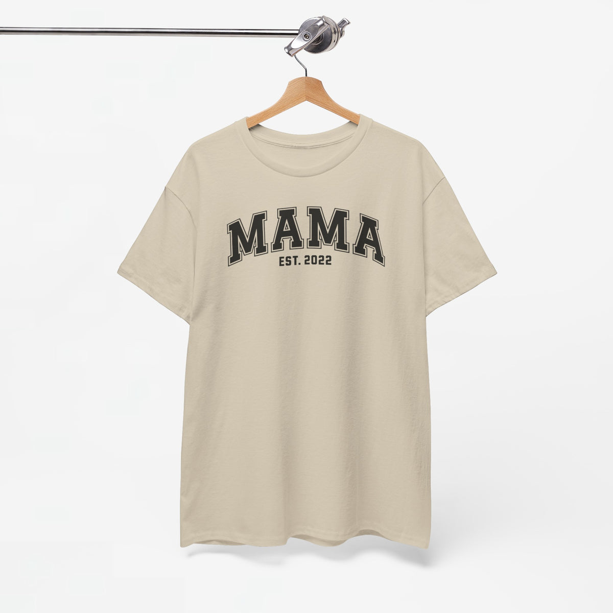 Sandkleurig T-shirt met opdruk “MAMA” en “EST. 2022” op de borst