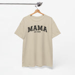 Sandkleurig T-shirt met opdruk “MAMA” en “EST. 2022” op de borst