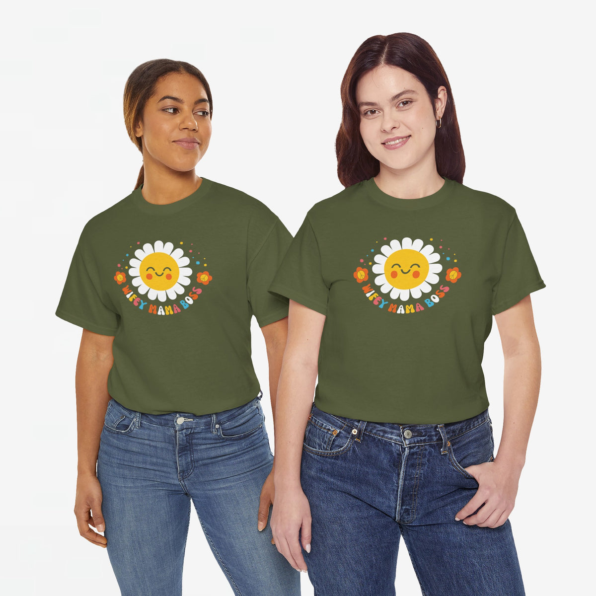 Twee militairgroene T-shirts met zonnetje-bloem en gekleurde tekstprint.