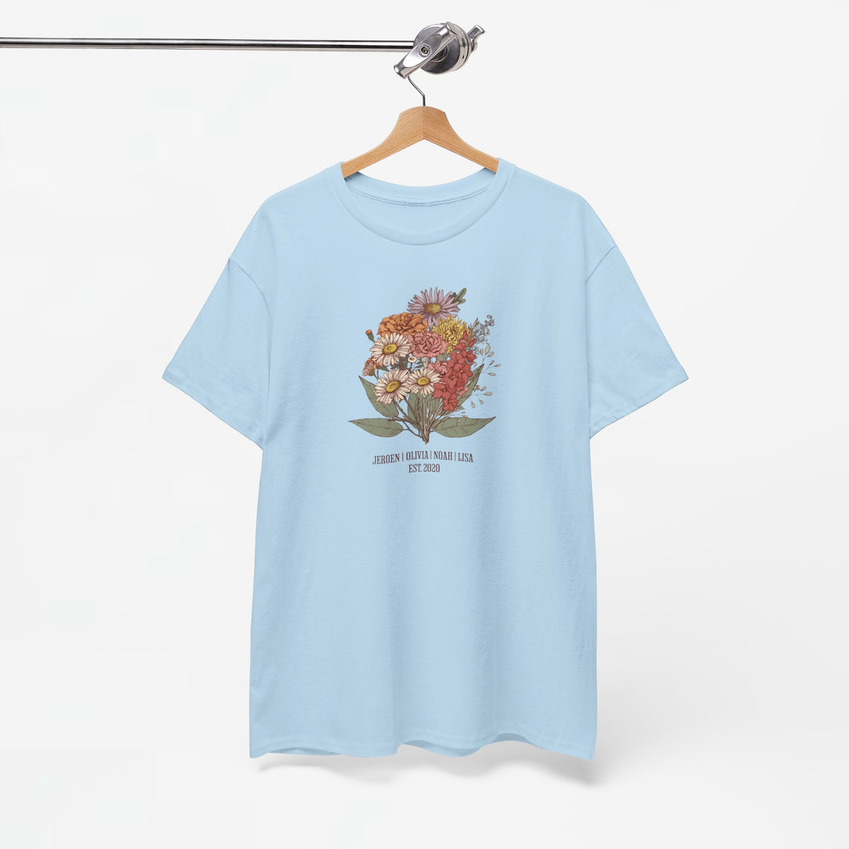 Lichtblauwe t-shirt op hangertje met bloemenboeketprint op de borst.