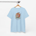 Lichtblauwe t-shirt op hangertje met bloemenboeketprint op de borst.