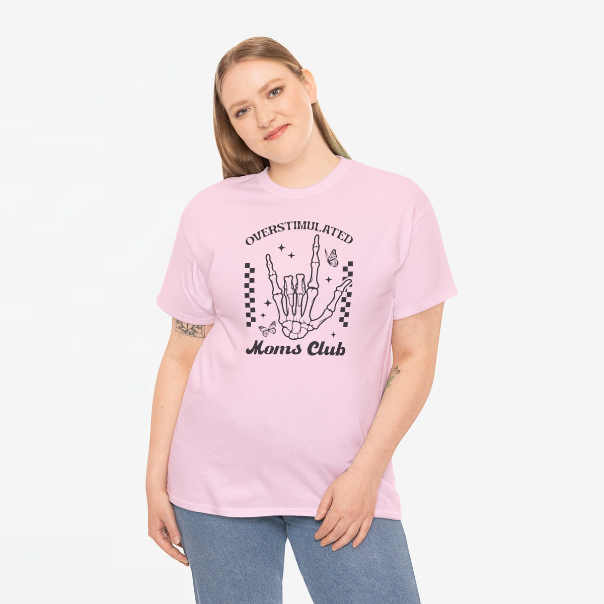 Roze oversized T-shirt met handprint en 'Moms Club' tekst, gedragen door model