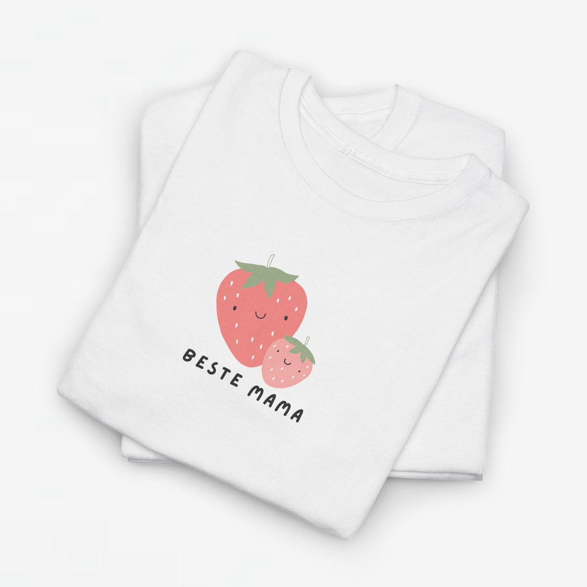 Wit oversized T-shirt met aardbeienprint en tekst “BESTE MAMA”.