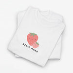 Wit oversized T-shirt met aardbeienprint en tekst “BESTE MAMA”.