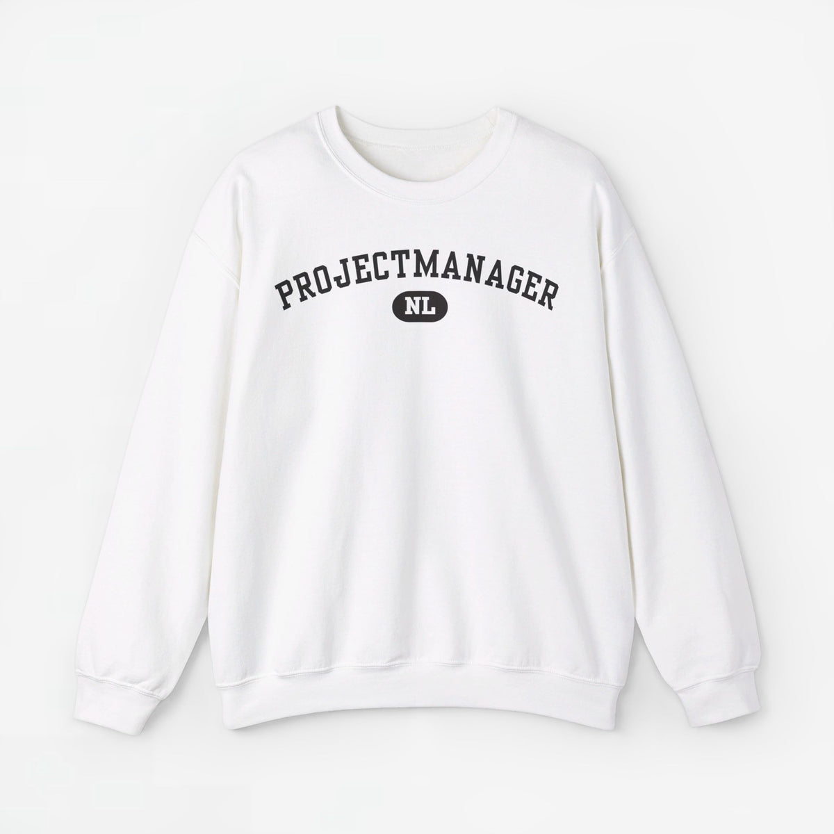 Witte sweatshirt met borstprint “PROJECTMANAGER” en logo “NL”.