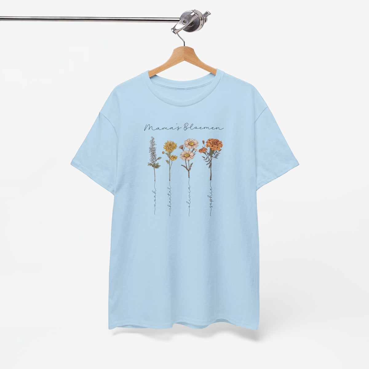 Lichtblauw T-shirt aan houten hanger met bloemenprint op de borst