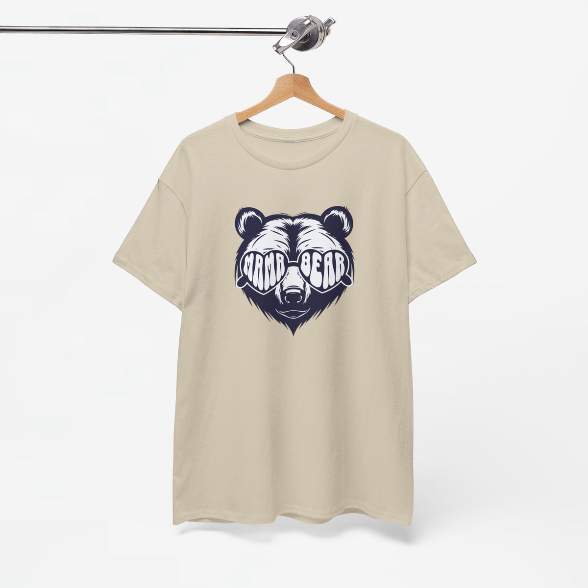 Oversized T-shirt zandkleurig met zwarte berenprint, aan een houten hanger