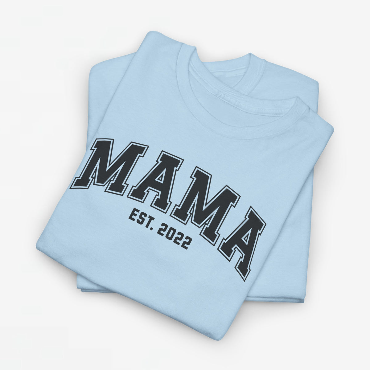 T-shirt in lichtblauw met grote opdruk “MAMA” en “EST. 2022”
