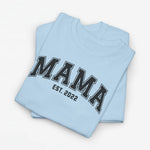 T-shirt in lichtblauw met grote opdruk “MAMA” en “EST. 2022”