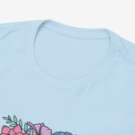 Lichtblauwe T-shirt halsboord met deel van “Bonus Mama” print.