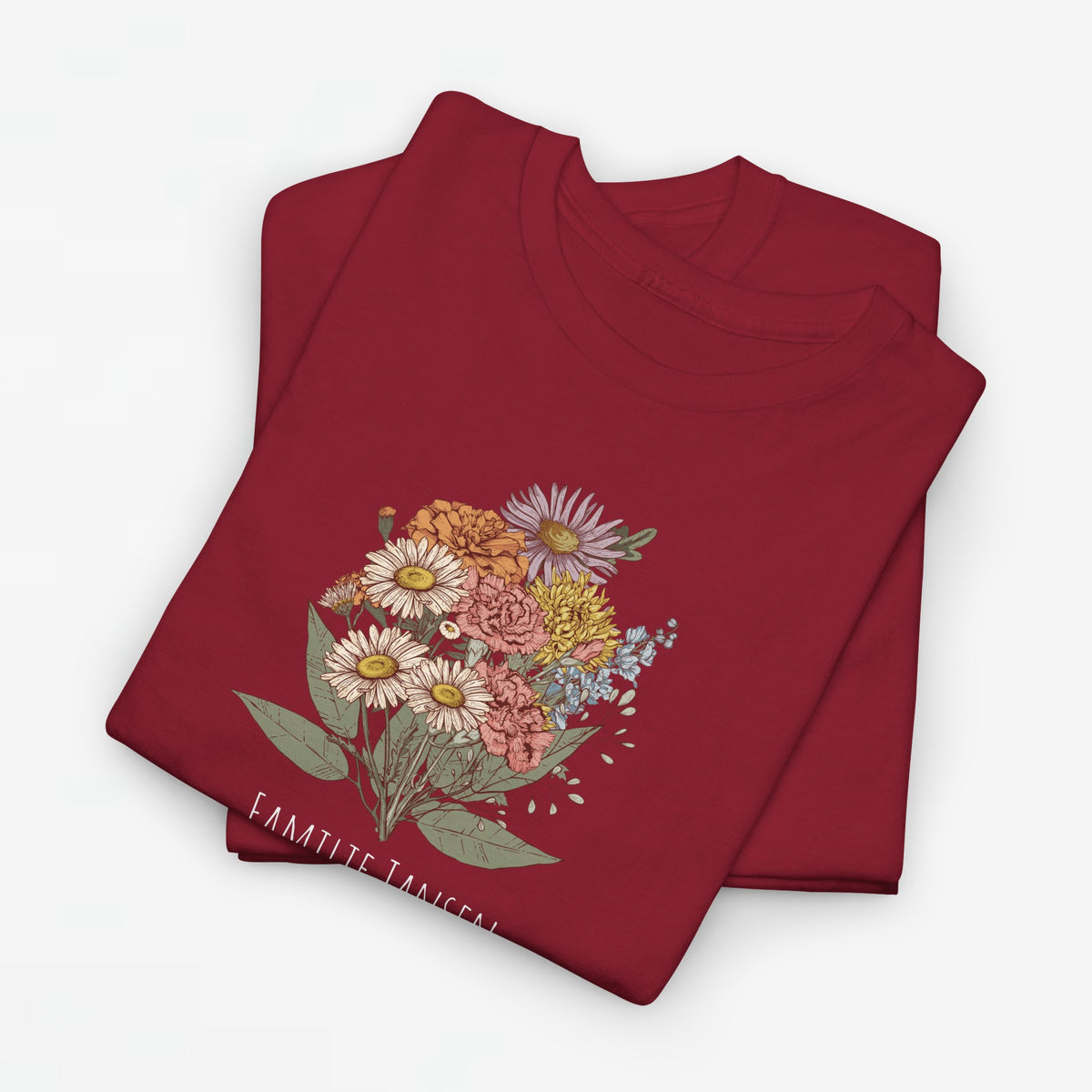 Bordeauxrode T-shirt met bloemenboeketprint en witte tekst onderaan.