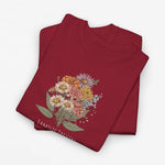 Bordeauxrode T-shirt met bloemenboeketprint en witte tekst onderaan.