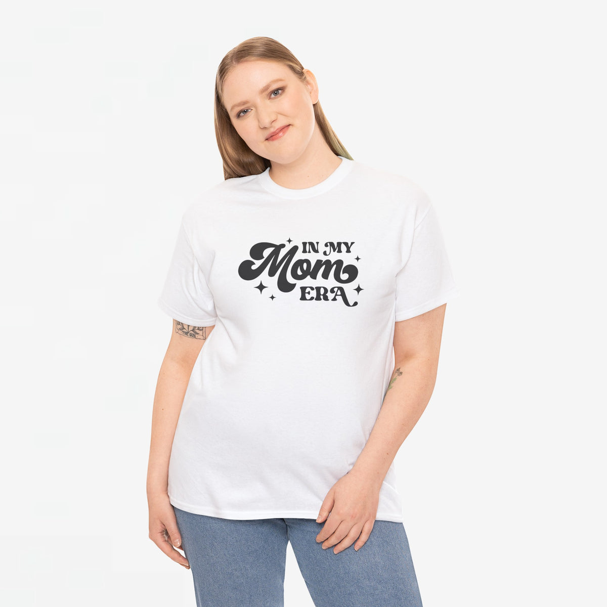 Wit oversized T-shirt met zwarte tekstprint “In My Mom Era” en ronde hals.