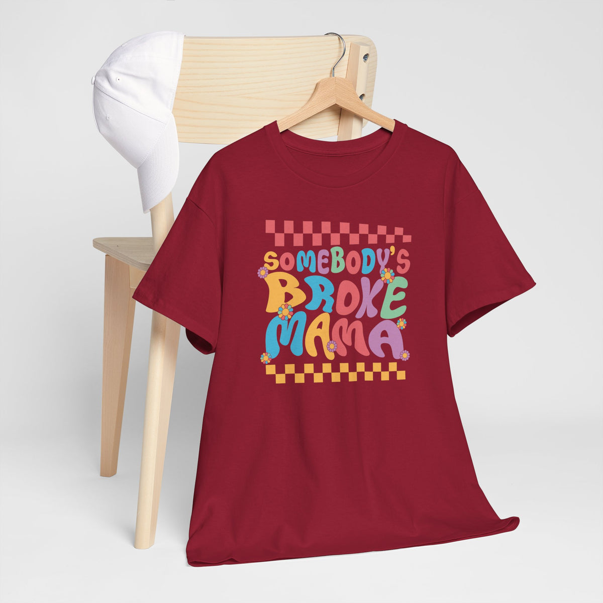 Bordeauxrood T-shirt met ronde hals en kleurrijke 'Somebody's Broke Mama' print