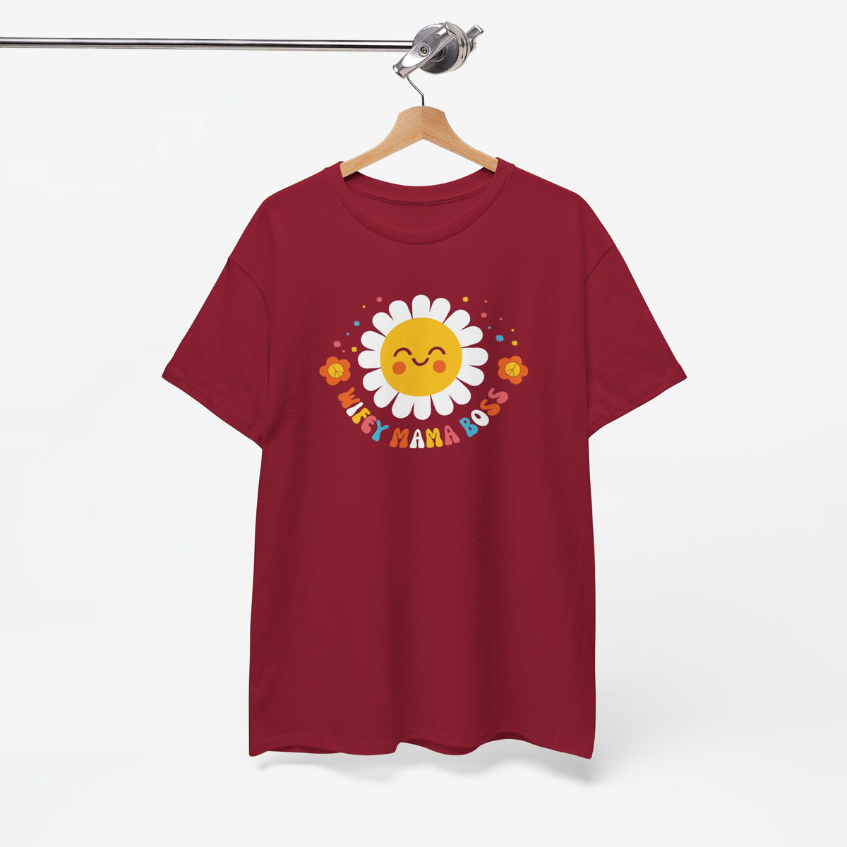 Wijnrode t-shirt met zon- en bloemenprint; getoond op een hanger