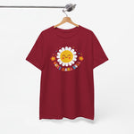 Wijnrode t-shirt met zon- en bloemenprint; getoond op een hanger