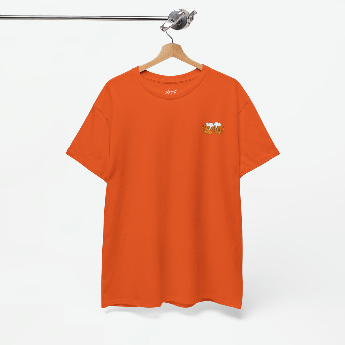 Oranje T-shirt met klein borstlogo met biermotief, hangend.