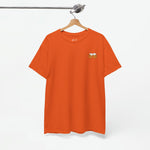 Oranje T-shirt met klein borstlogo met biermotief, hangend.