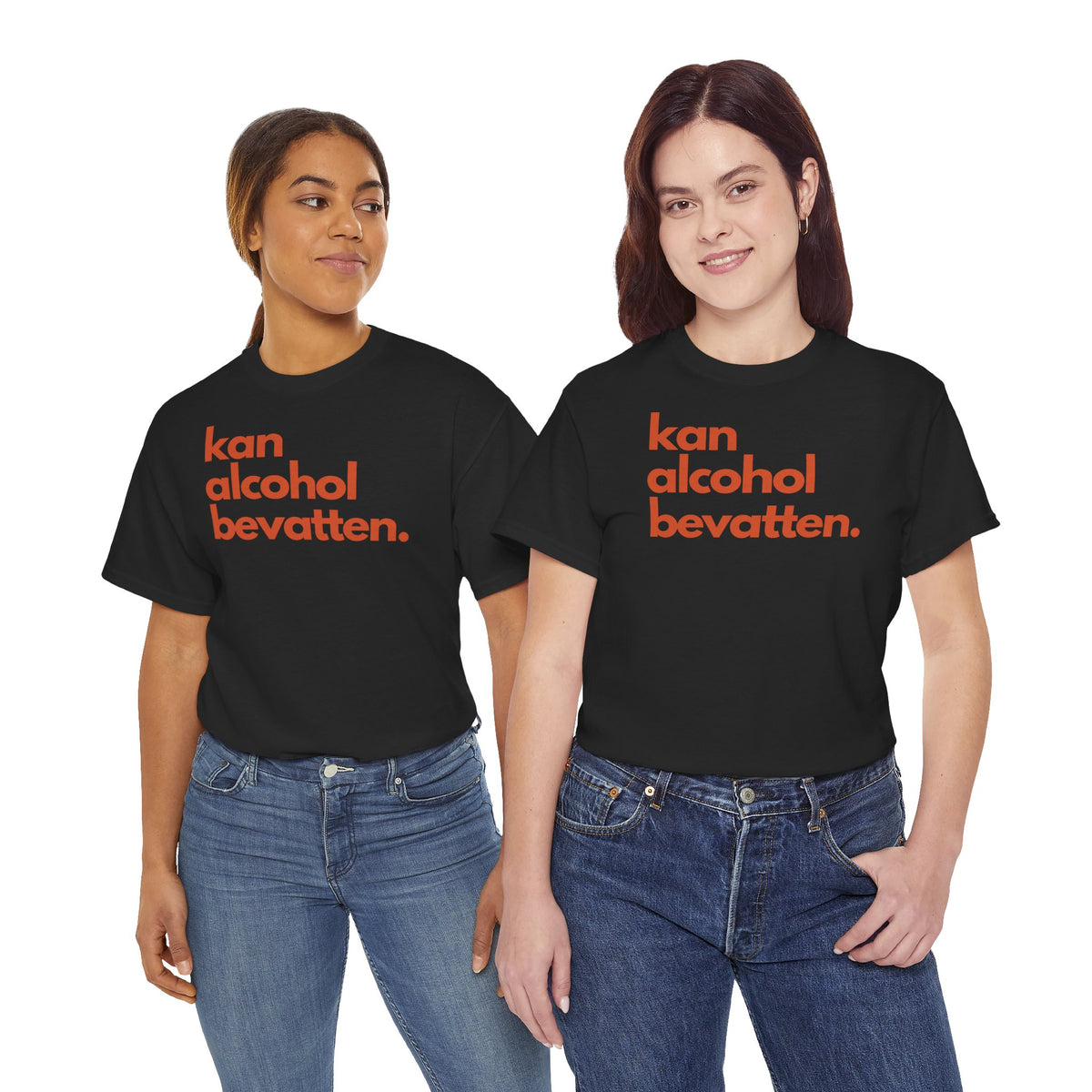 Zwart oversized T-shirt met oranje frontprint 'kan alcohol bevatten', gedragen door twee modellen.