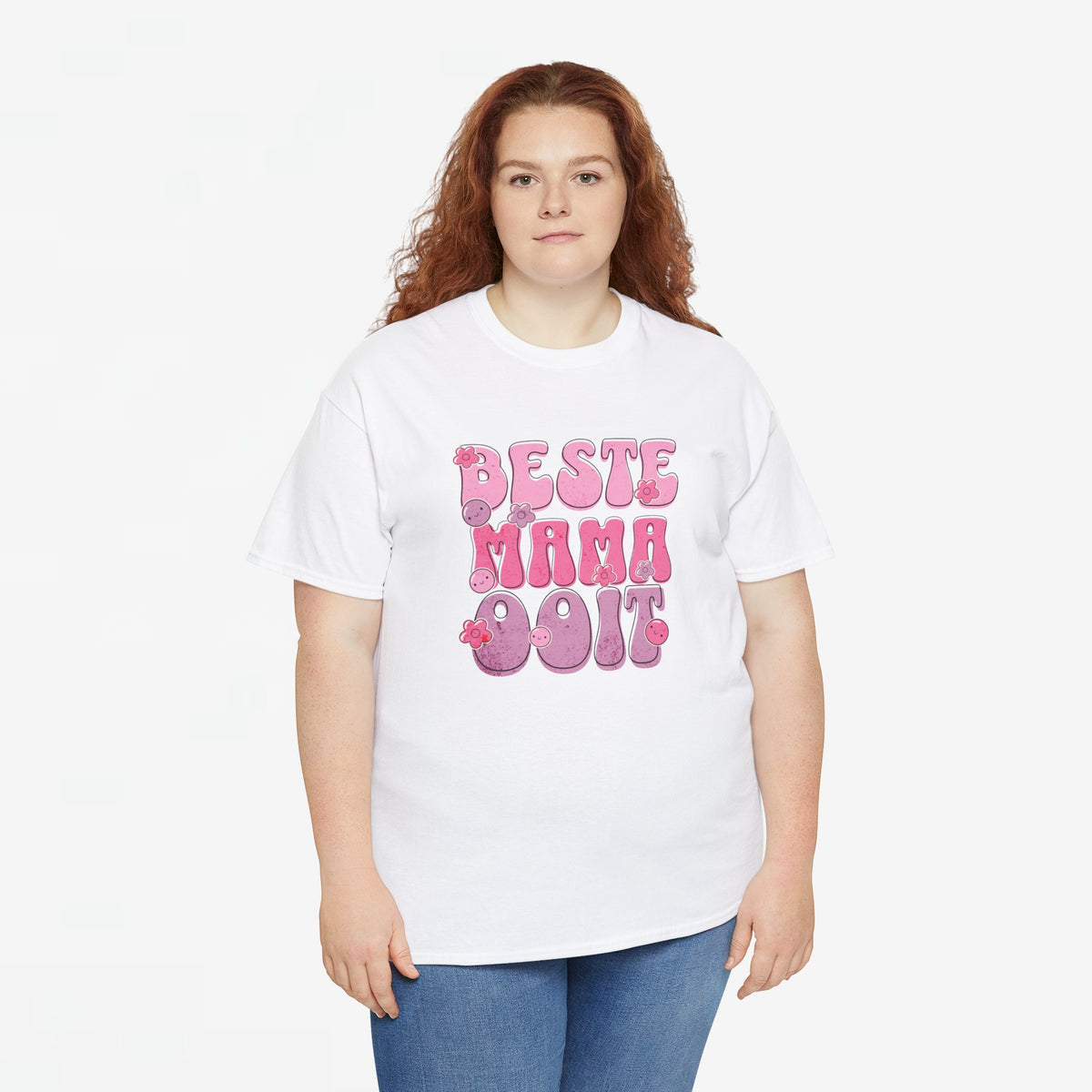 Wit oversized t-shirt met roze “BESTE MAMA Ooit”-opdruk, model met blauwe jeans