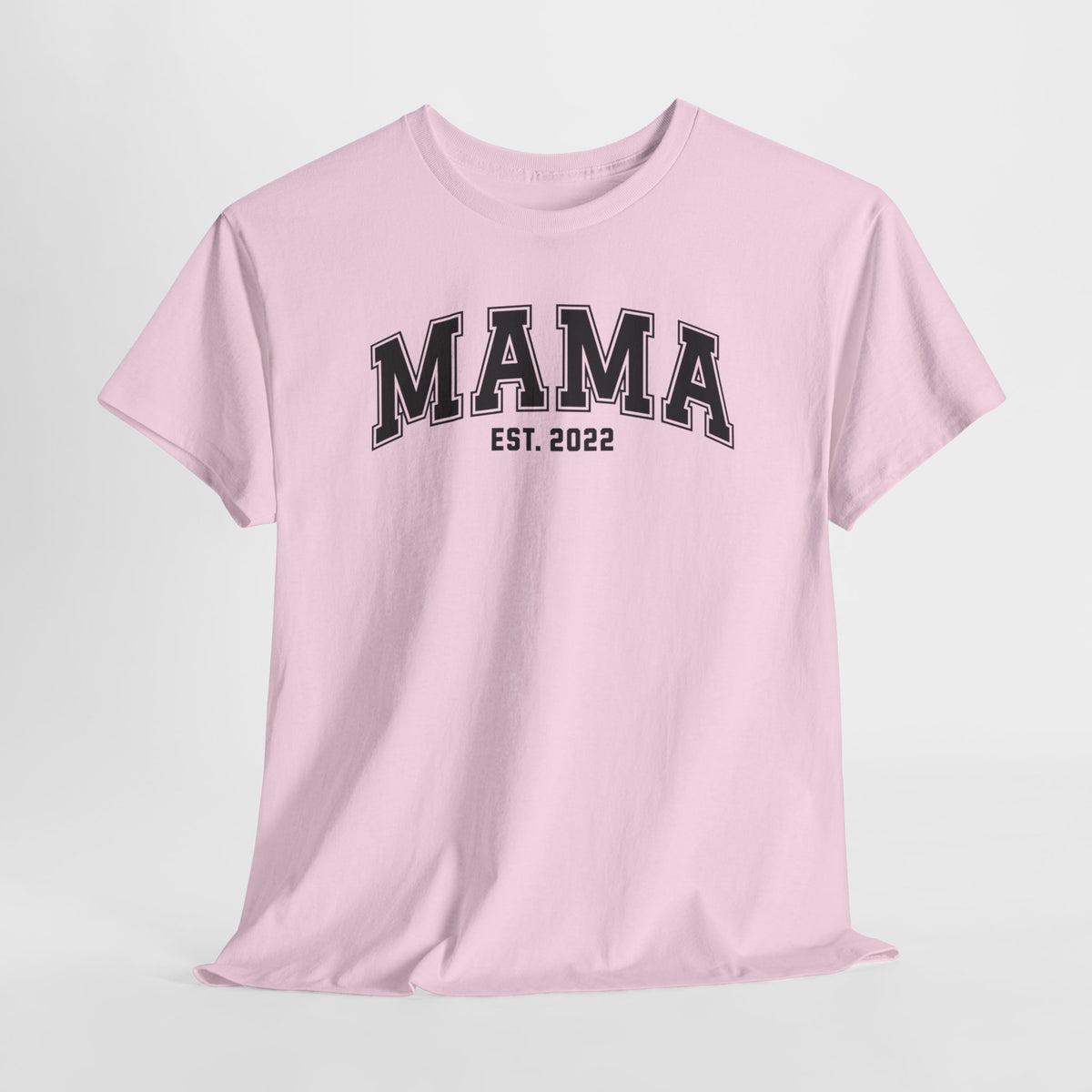 Roze t-shirt met “MAMA” en “EST. 2022” op de borst