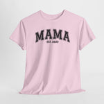 Roze t-shirt met “MAMA” en “EST. 2022” op de borst