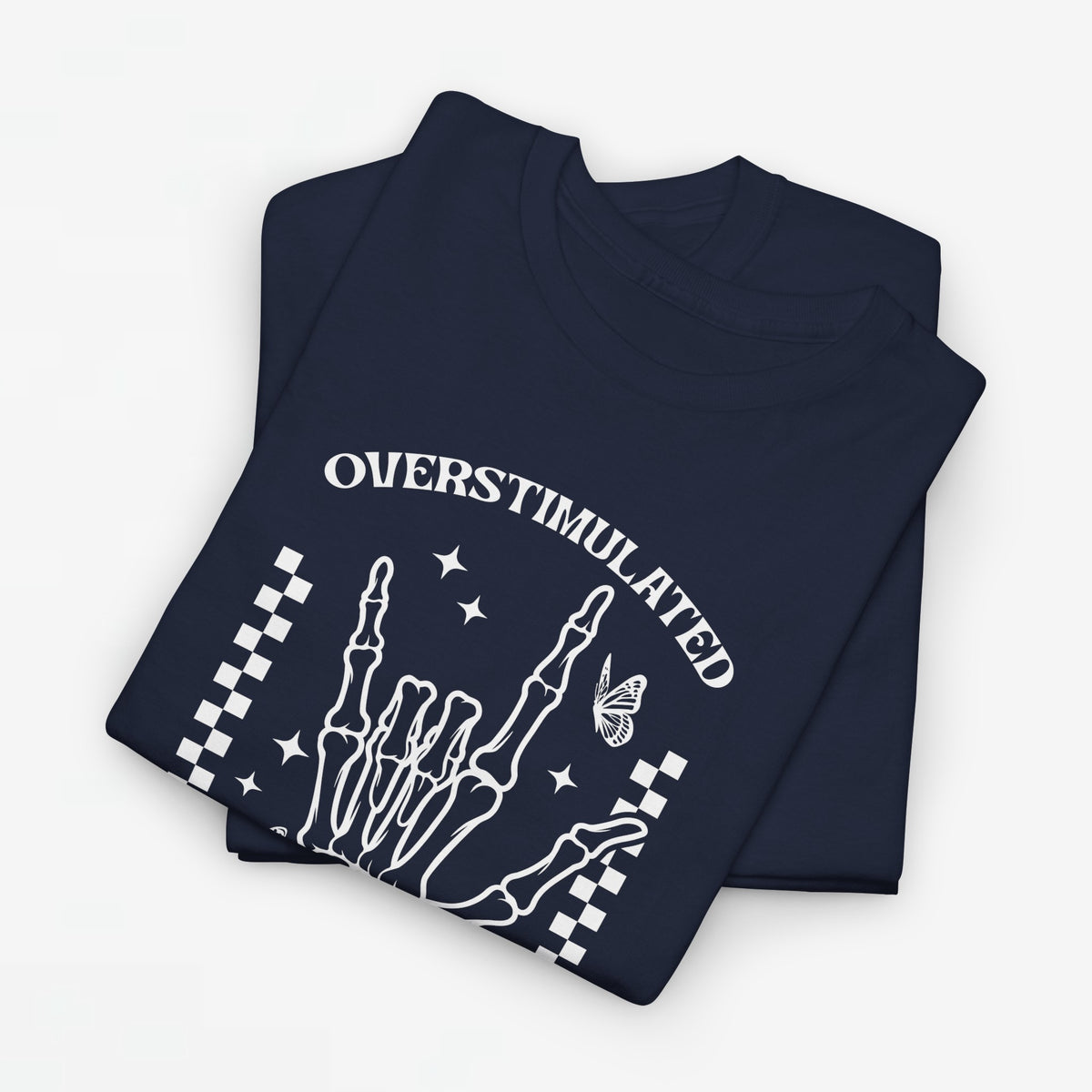 Marineblauw oversized T-shirt met wit printdesign van een silhouet en tekst “OVERSTIMULATED”.