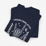 Marineblauw oversized T-shirt met wit printdesign van een silhouet en tekst “OVERSTIMULATED”.