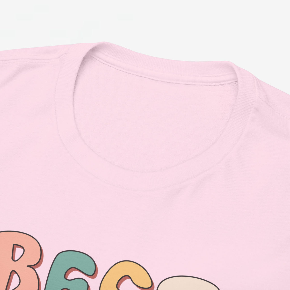 Detail van roze T-shirt halslijn en kleurrijke tekstprint “BEST MOM EVER”