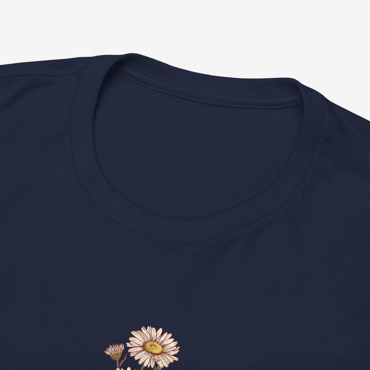 Donkerblauwe T-shirt met ronde hals en bloemprint op de borst