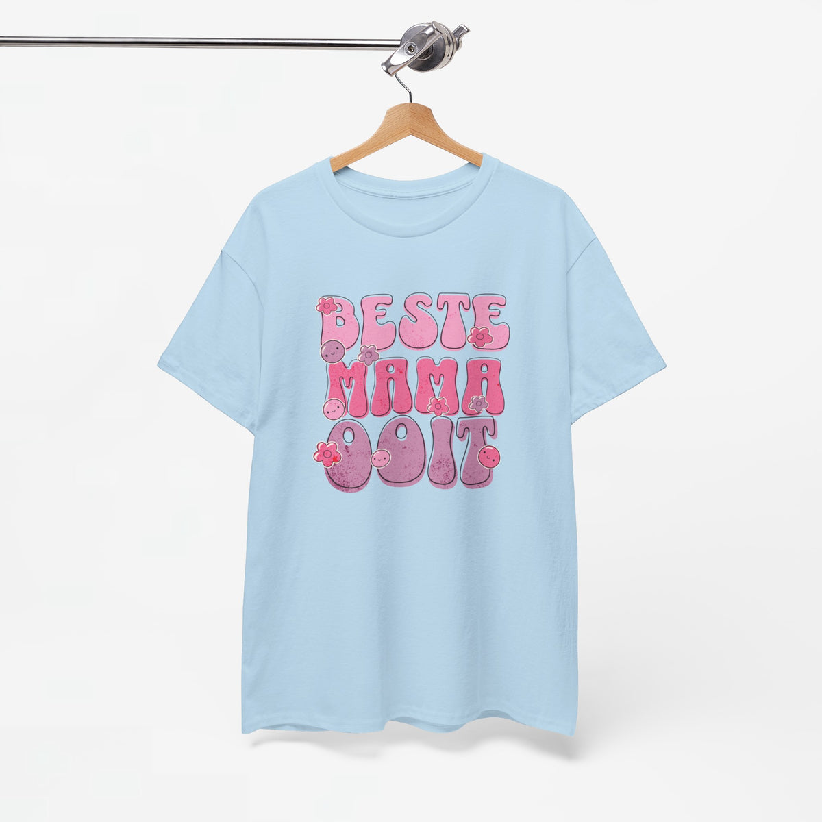 Lichtblauw T-shirt met ronde hals en roze opdruk "BESTE MAMA Ooit" aan een hanger