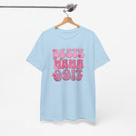 Lichtblauw T-shirt met ronde hals en roze opdruk "BESTE MAMA Ooit" aan een hanger