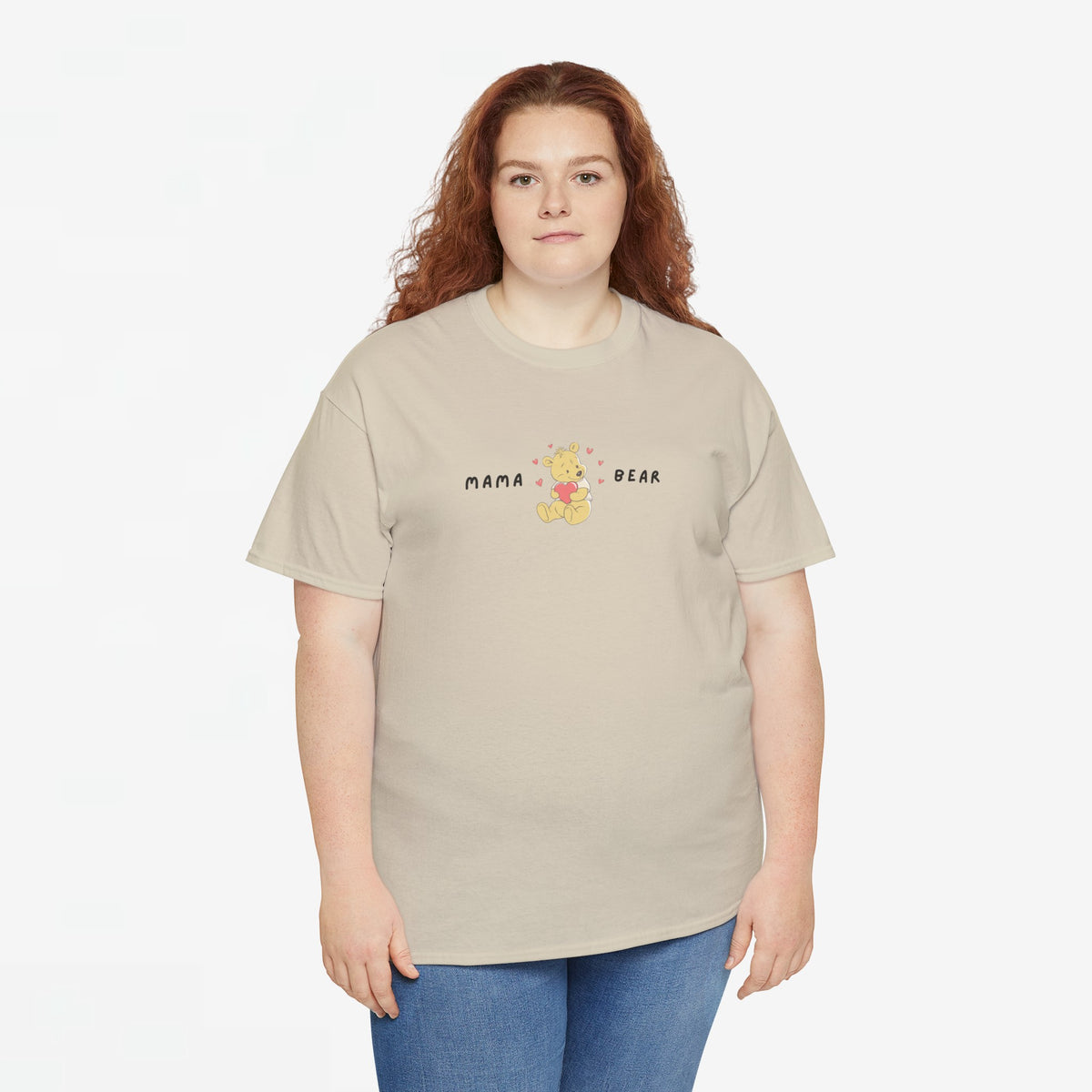 Zandkleurige oversized T-shirt gedragen met Mama Bear-print op de borst