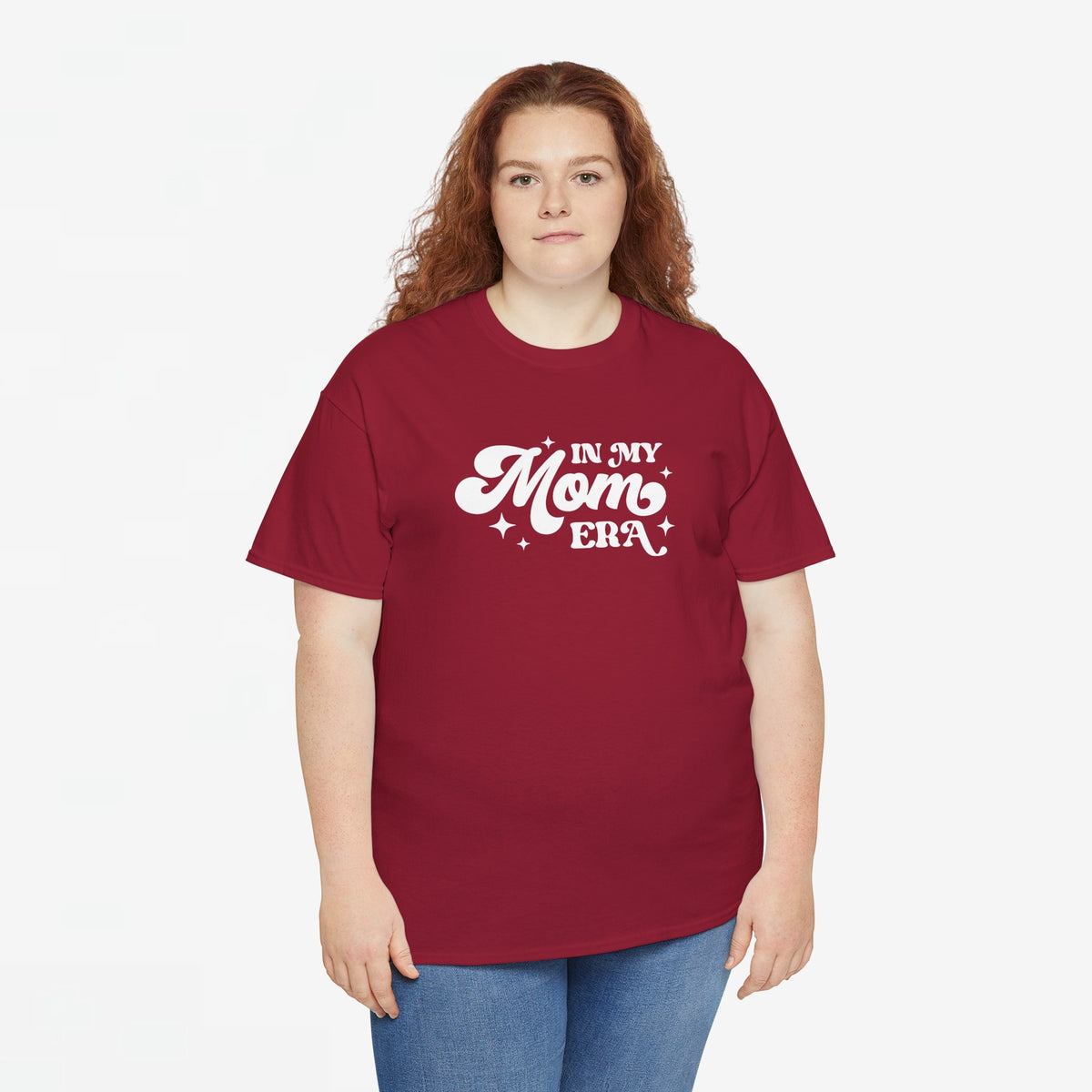Bordeauxrode oversized T-shirt met ronde hals en witte 'In My Mom Era'-opdruk, modelweergave
