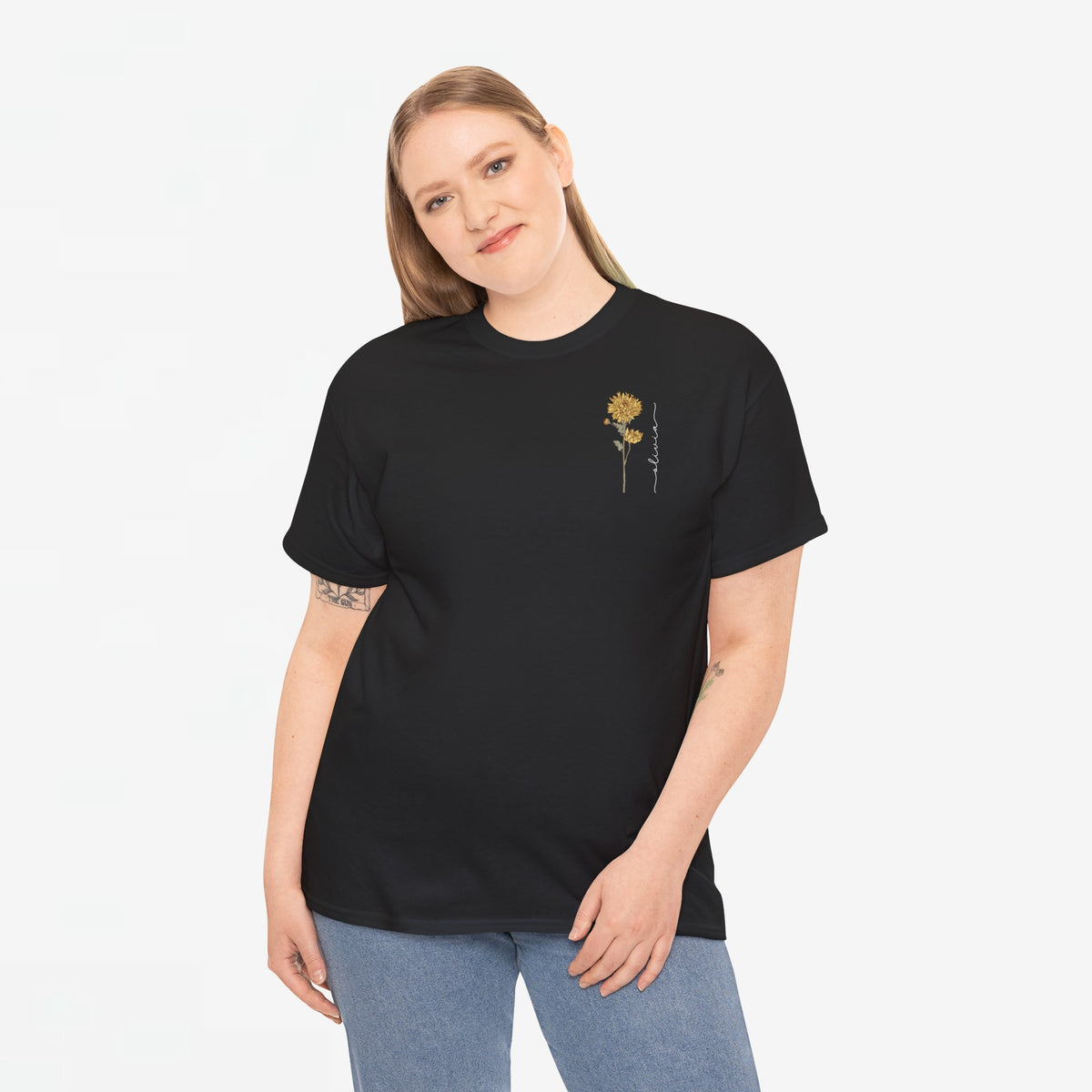 Zwart T-shirt met kleine gele bloemprint op de borst, gedragen