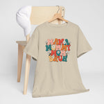 Beige T-shirt op houten hanger met mama-mommy-bruh print op de borst