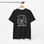 Zwart T-shirt met borstprint “OVERSTIMULATED” en “Moms club”, aan een houten hanger.
