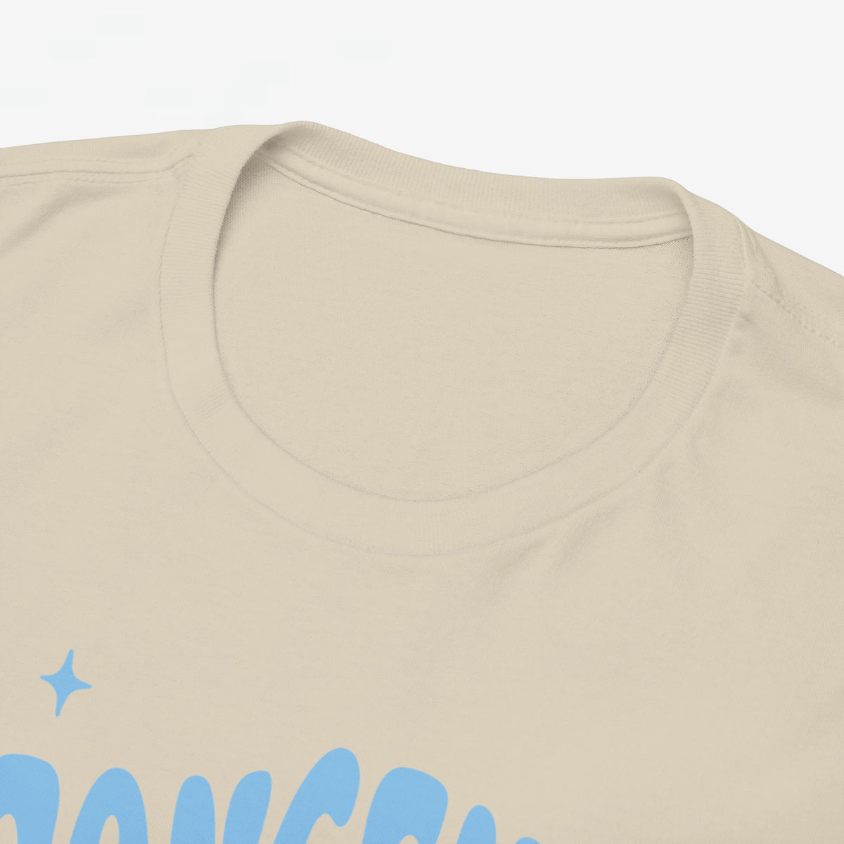 Beige T-shirt kraag met naad en deels zichtbare blauwe 'MAMA'-print