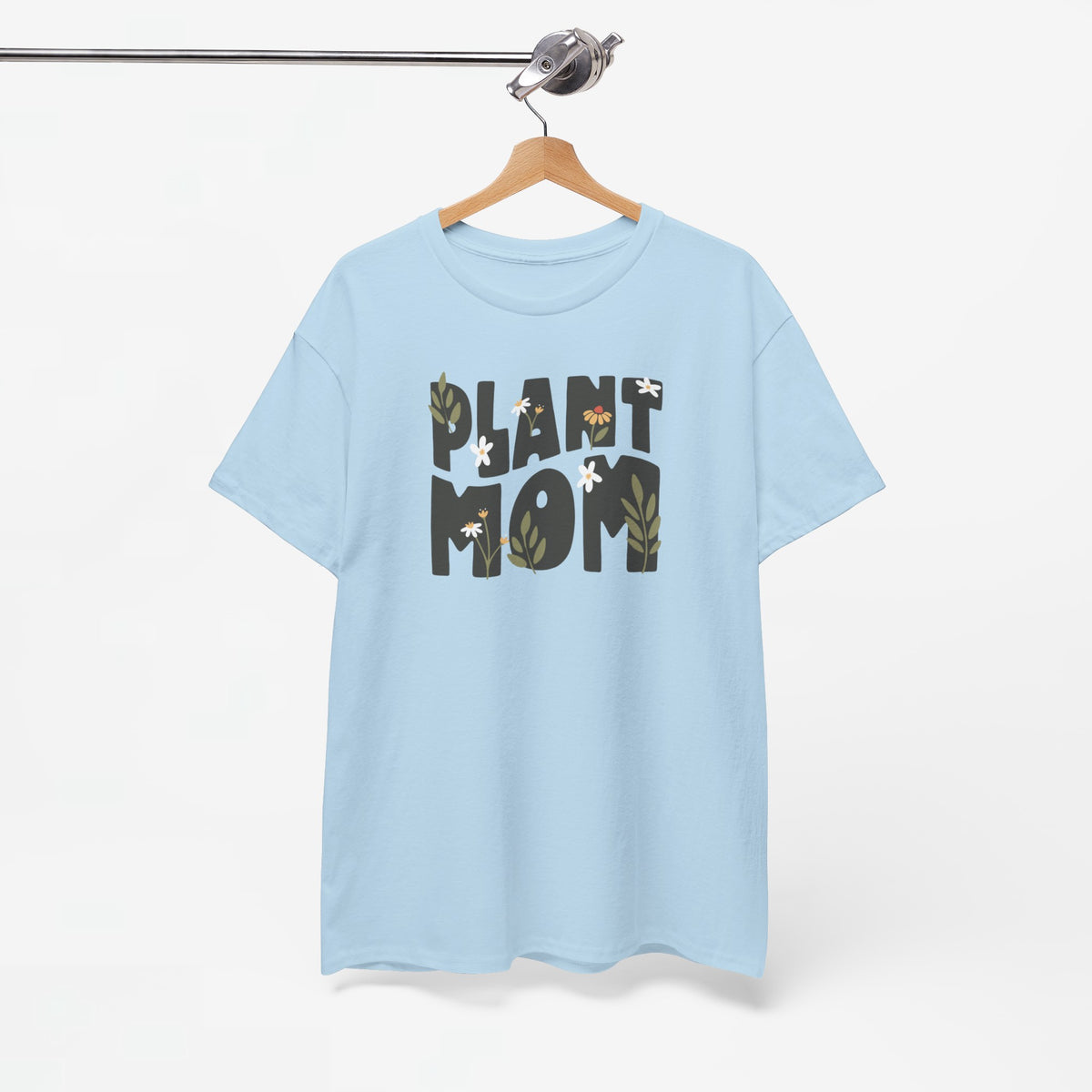 Blauwe t-shirt met ‘PLANT MOM’ plantopdruk, hangend aan houten hanger, ronde hals
