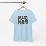 Blauwe t-shirt met ‘PLANT MOM’ plantopdruk, hangend aan houten hanger, ronde hals