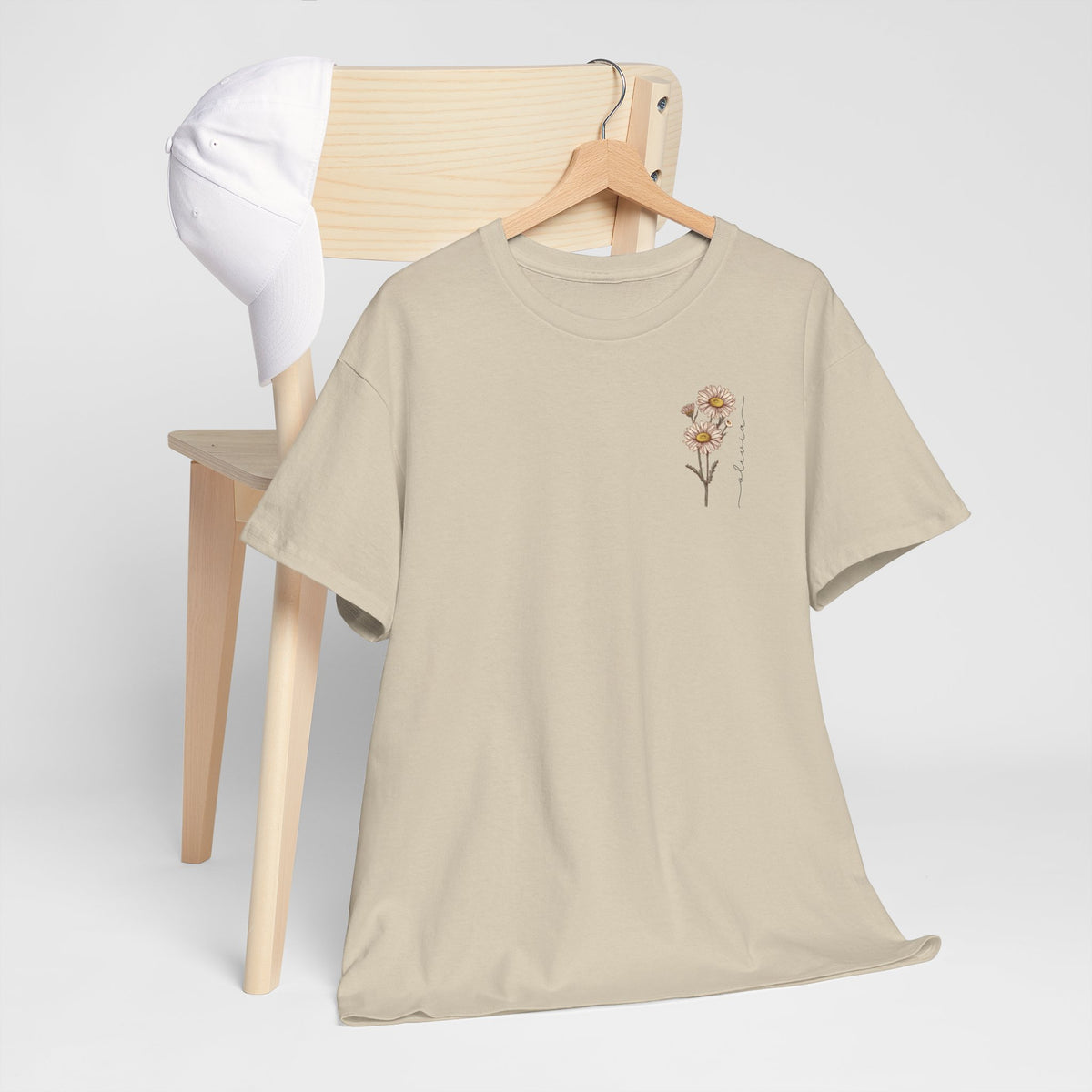 T-shirt beige met kleine bloemenprint op de borst, op hangertje