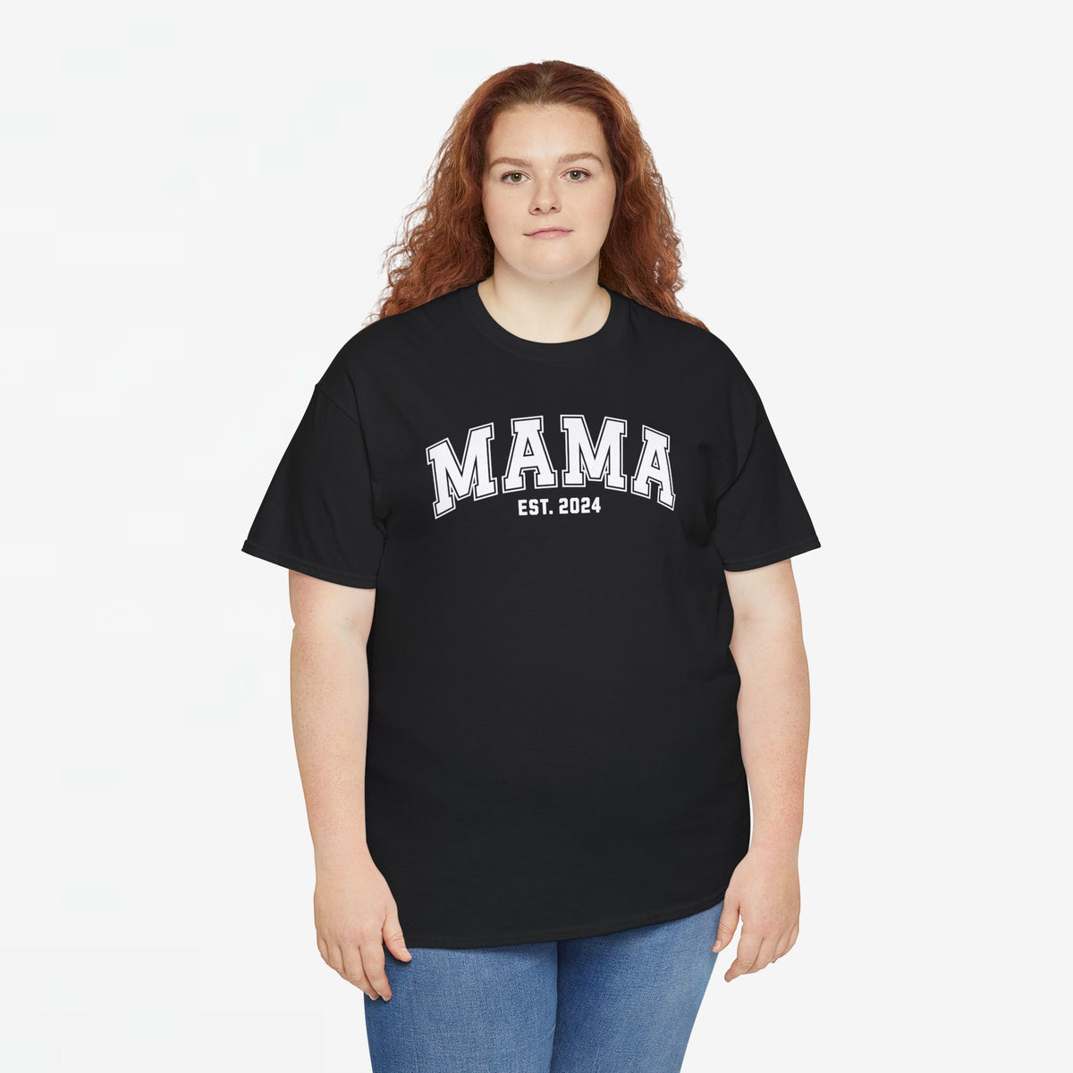 Zwart T-shirt met opdruk “MAMA” en “EST. 2024” op de borst