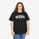 Zwart T-shirt met opdruk “MAMA” en “EST. 2024” op de borst
