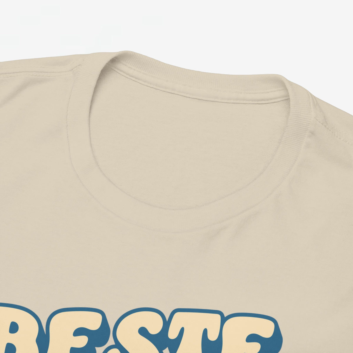 Beige T-shirt halsboord met ronde hals en deel van blauwe tekstprint.