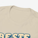 Beige T-shirt halsboord met ronde hals en deel van blauwe tekstprint.