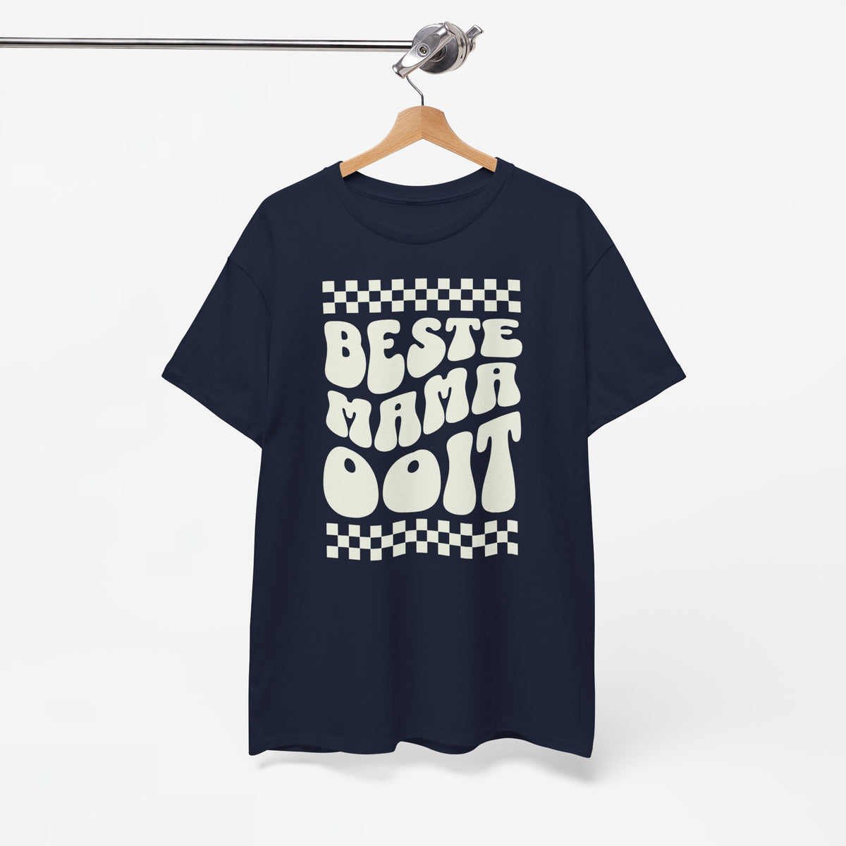 Marineblauwe t-shirt aan een houten hanger met wit ruitprint en "BESTE MAMA OOIIT"