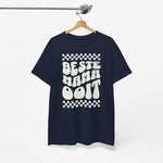 Marineblauwe t-shirt aan een houten hanger met wit ruitprint en "BESTE MAMA OOIIT"