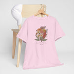 Roze T-shirt op houten kleerhanger met bloemenboeketprint en kleine tekst