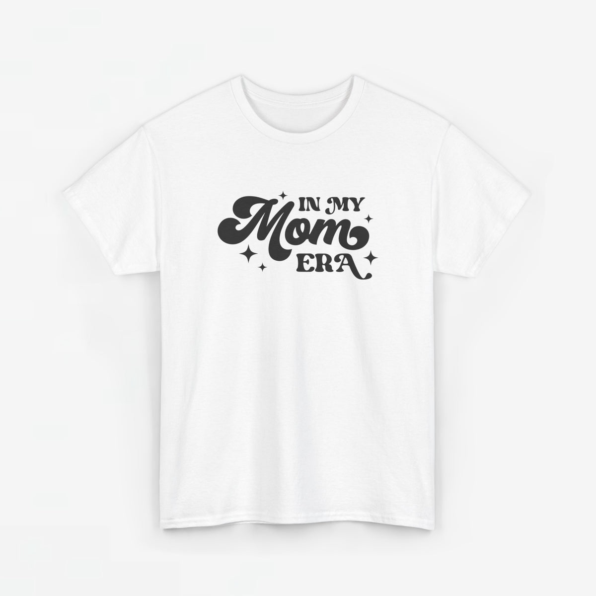 Wit oversized T-shirt met zwarte tekstprint “In My Mom Era” op de borst.