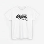 Wit oversized T-shirt met zwarte tekstprint “In My Mom Era” op de borst.